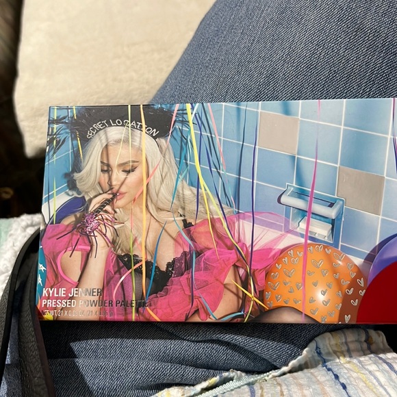 KYLIE COSMETICS Birthday Sipping Pretty Pressed Powder Palette BNIB - Picture 1 of 13